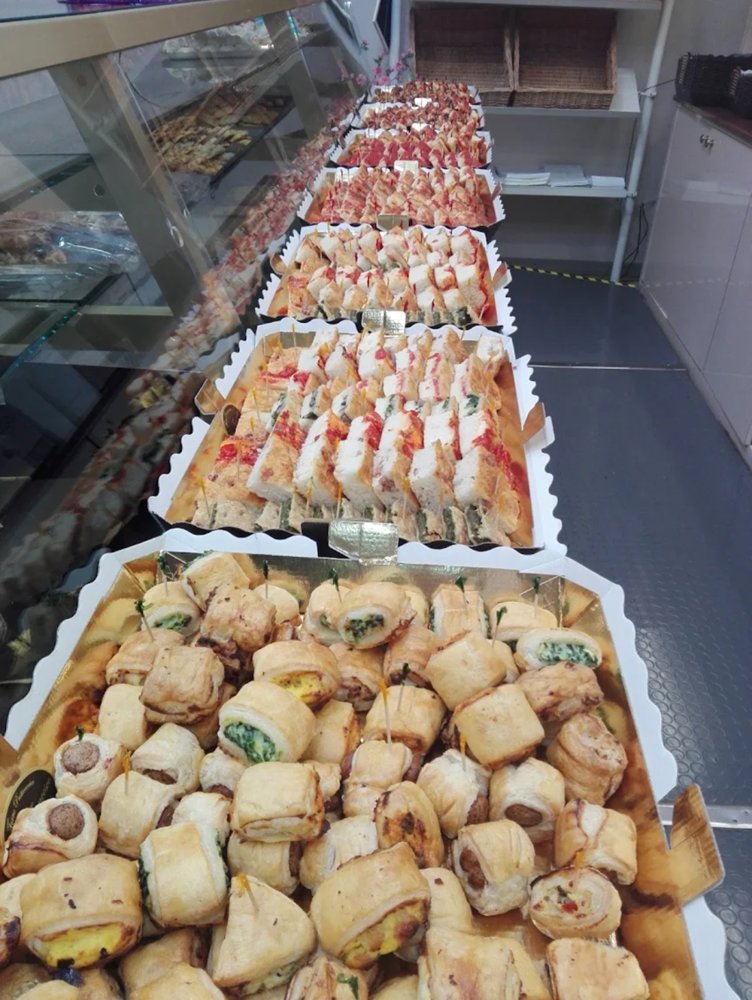 Vassoi di rustici, pizzette e focaccine tagliati in pezzettini per un buffet